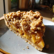 Apple Cinnamon Crumble Christmas Tart: A Festive Delight
