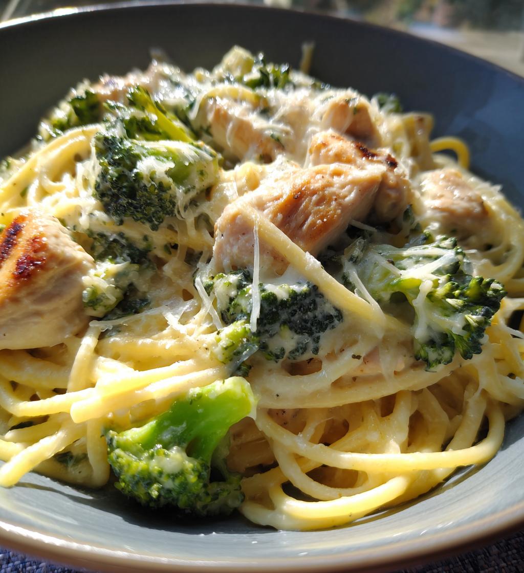 cheesy garlic chicken and broccoli pasta