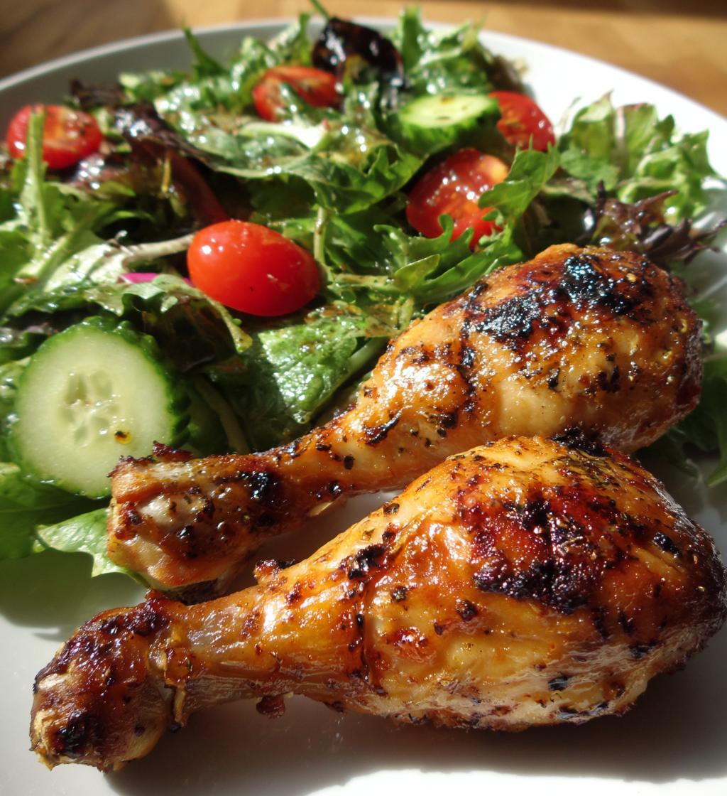 grilled chicken drumsticks with fresh salad - detail 1