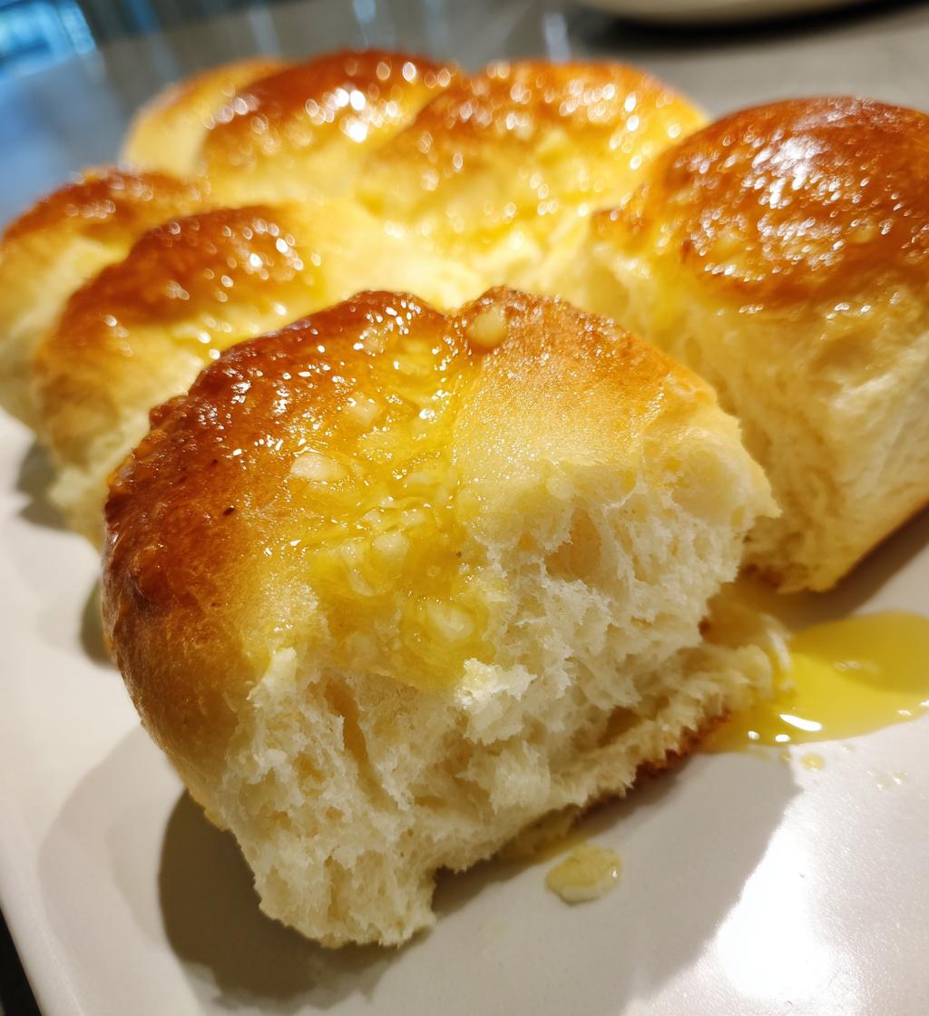 homemade garlic dinner rolls - detail 1