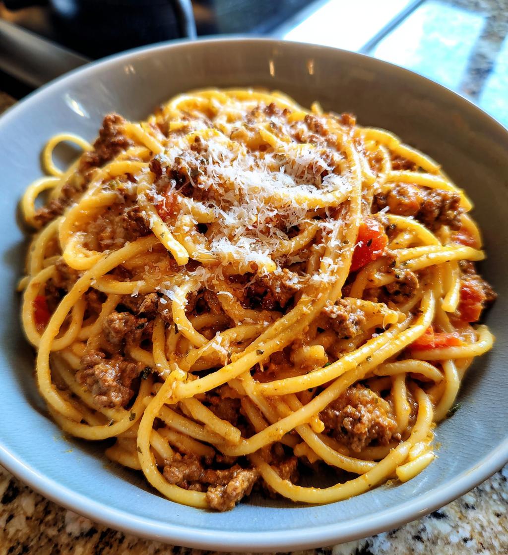one pot creamy beef and garlic butter pasta - detail 1