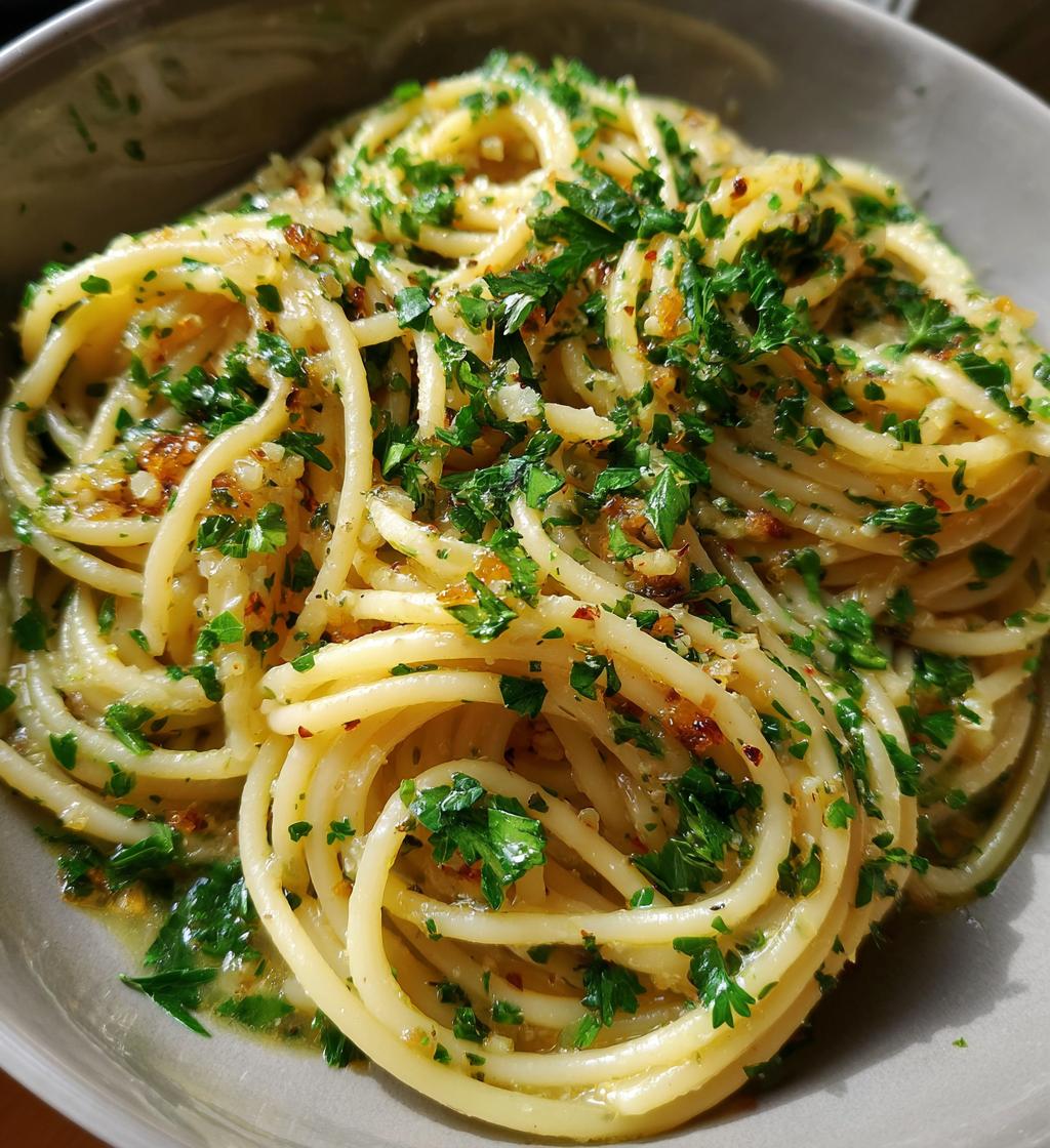 pasta with olive oil and garlic - detail 1