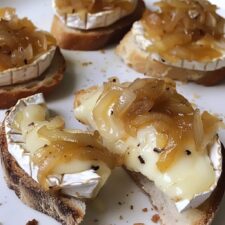 Brie & Caramelized Onion Crostini: A Perfectly Delicious Treat