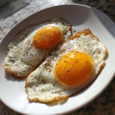 Delicious sunny side up eggs recipe to brighten your morning