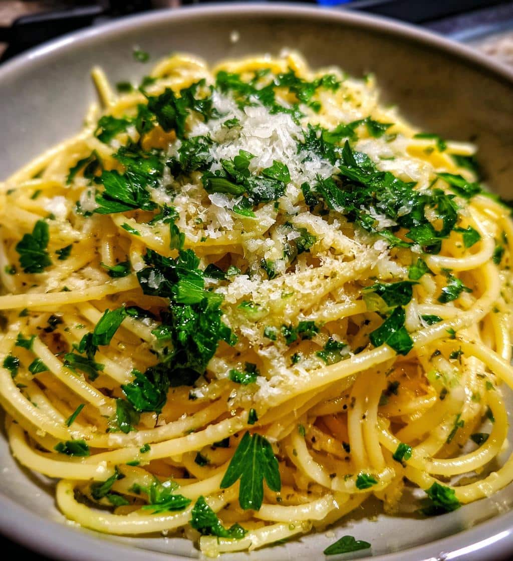 garlic butter pasta - detail 1