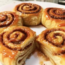 Christmas Cinnamon Rolls That Will Melt Your Heart